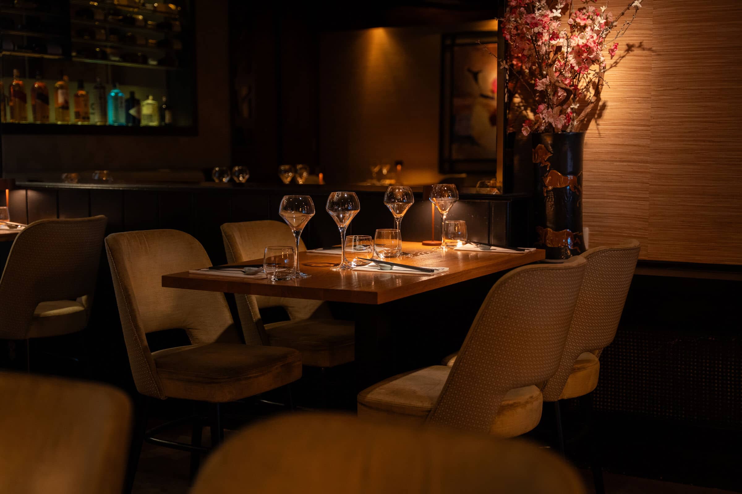 Gedekte tafel met kersenbloesem in Restaurant Lan Tin