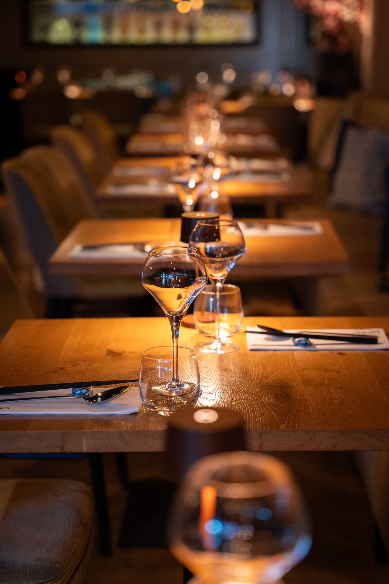 Gedekte tafels bij kaarslicht in Restaurant Lan Tin in Naarden